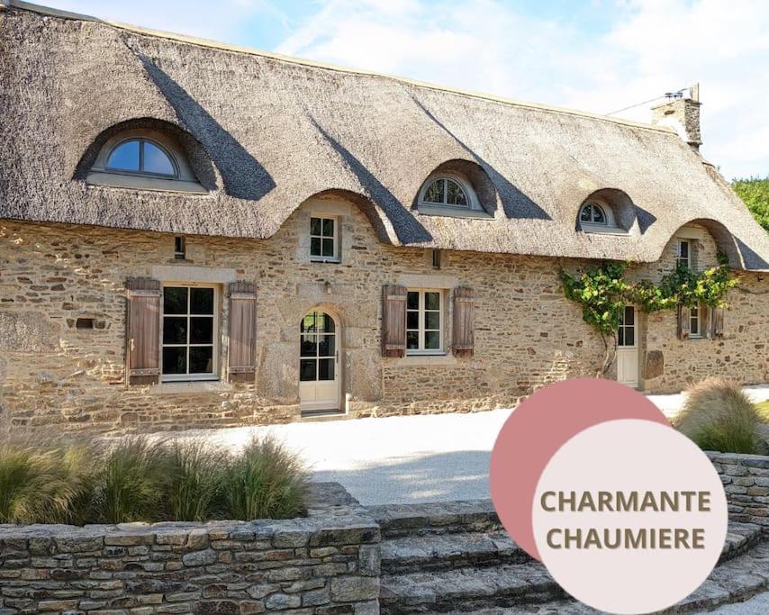 Maison Typique Bretonne Avec Toit De Chaume Camors Esterno foto