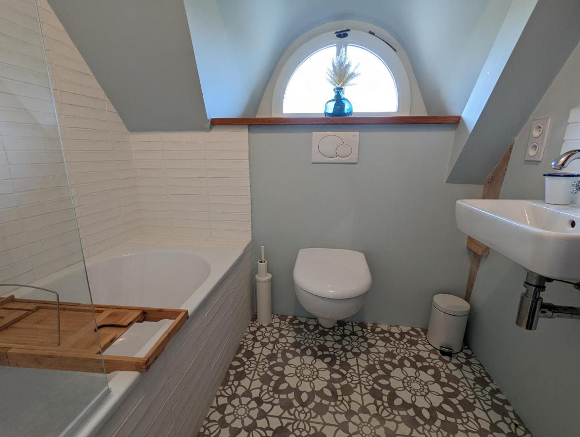 Maison Typique Bretonne Avec Toit De Chaume Camors Esterno foto