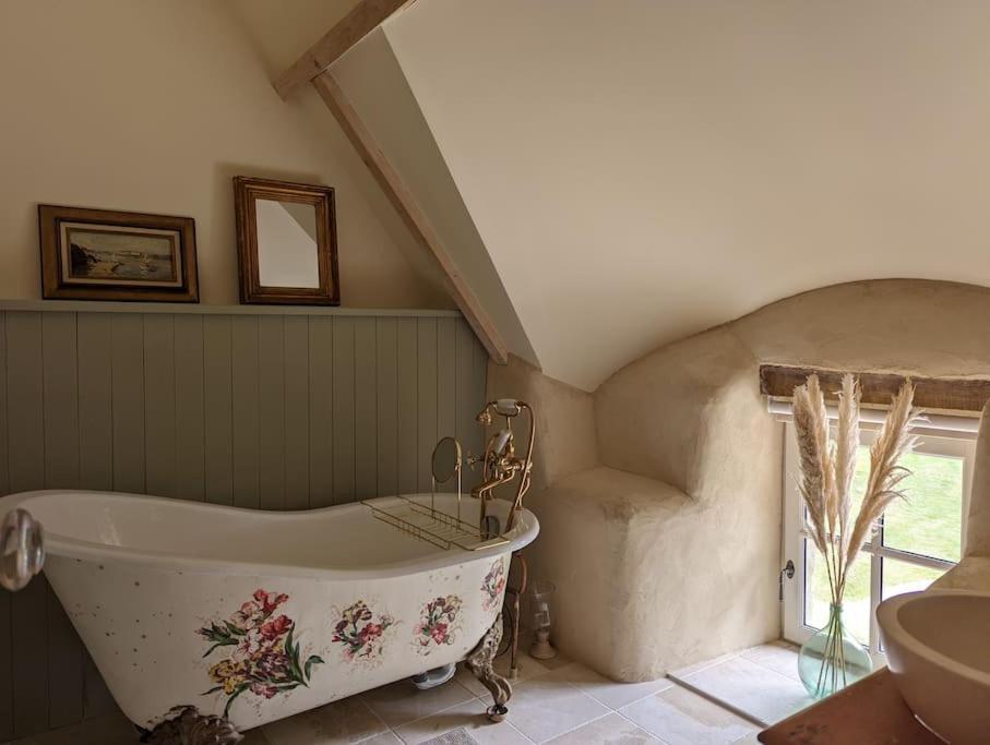 Maison Typique Bretonne Avec Toit De Chaume Camors Esterno foto