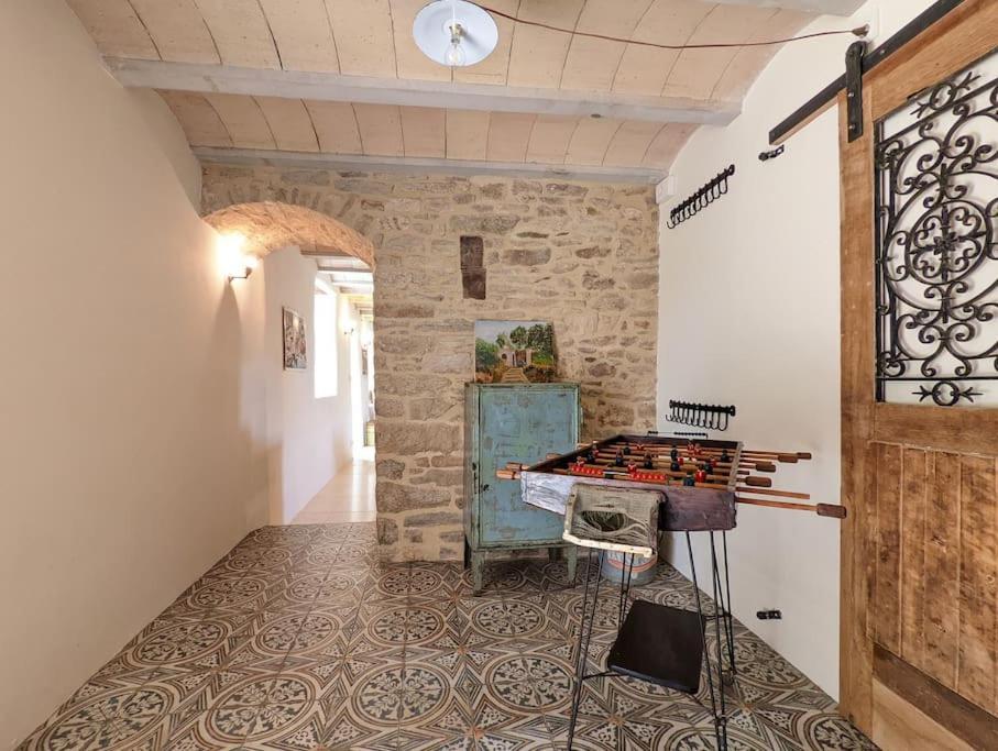 Maison Typique Bretonne Avec Toit De Chaume Camors Esterno foto