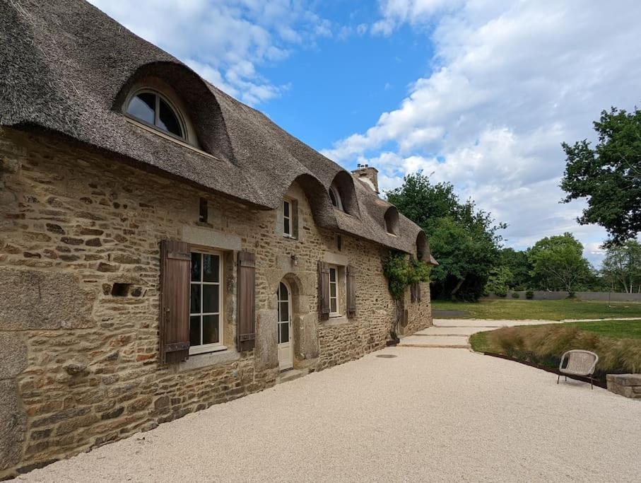 Maison Typique Bretonne Avec Toit De Chaume Camors Esterno foto