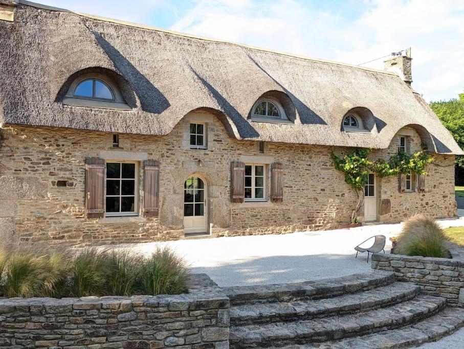 Maison Typique Bretonne Avec Toit De Chaume Camors Esterno foto